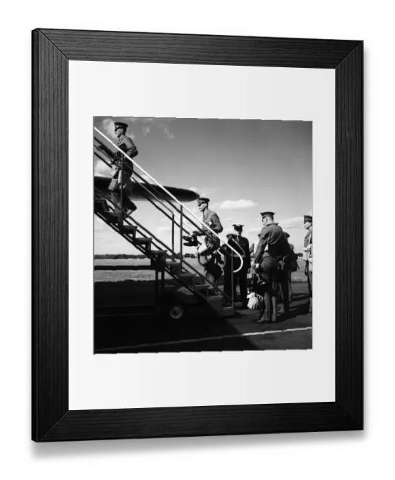 Framed Print : Suez Crsis 1956 Grenadier Guards at Blackbushe airport boarding a Hermes airliner
