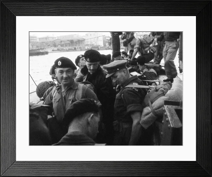 Framed Print : Suez Crisis 1956 British troops prepare to enter Port Said Framed Print : Suez Crisis 1956 British troops prepare to enter Port Said