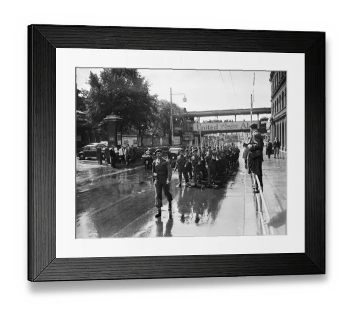 Framed Print : Suez Crisis 1956 Onlookers cheer and wave as men of the 16th Independent Parachute