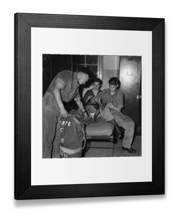 Framed Print : Suez Crisis 1956 Men of the Roal Berkshire Regiment preparing in anticipation of Framed Print : Suez Crisis 1956 Men of the Roal Berkshire Regiment preparing in anticipation of