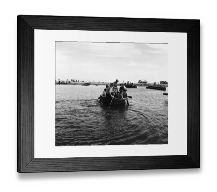 Framed Print : Suez Crisis 1956 Men of the Argyll and Sutherland Highlanders heading out into Framed Print : Suez Crisis 1956 Men of the Argyll and Sutherland Highlanders heading out into