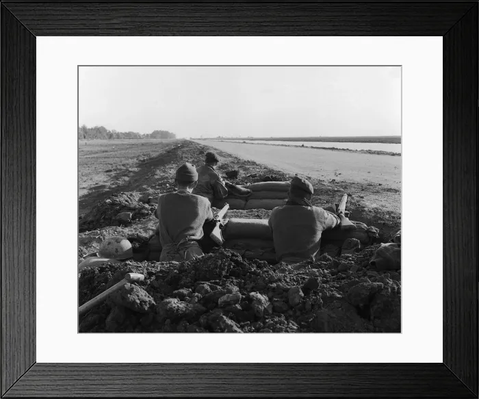 Framed Print : Suez Crisis 1956 The most forward positions of British troops near the Suez Canal Framed Print : Suez Crisis 1956 The most forward positions of British troops near the Suez Canal