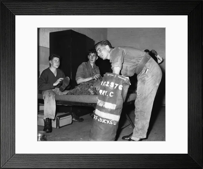 Framed Print : Suez Crisis 1956 Men of the Roal Berkshire Regiment preparing in anticipation of Framed Print : Suez Crisis 1956 Men of the Roal Berkshire Regiment preparing in anticipation of