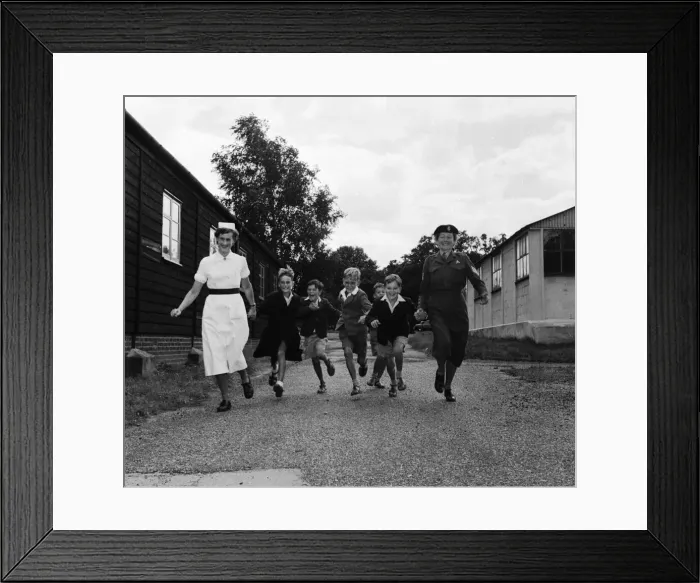 Framed Print : Suez Crisis 1956 British evacuees from Egypt arrive in England