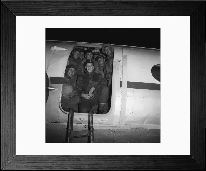 Framed Print : Suez Crisis 1956 Daily Mirror Reporter Peter Woods with British Paratroopers Framed Print : Suez Crisis 1956 Daily Mirror Reporter Peter Woods with British Paratroopers
