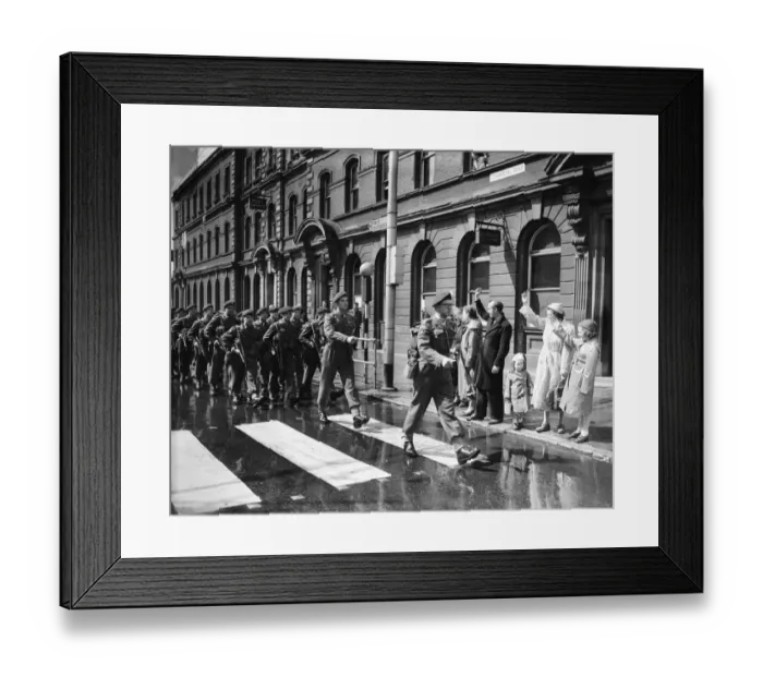 Framed Print : Suez Crisis 1956 Onlookers cheer and wave as men of the 16th Independent Parachute Framed Print : Suez Crisis 1956 Onlookers cheer and wave as men of the 16th Independent Parachute