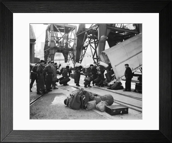 Framed Print : Suez Crisis 1956 Troops boarding the troopship Empire Fowey at Southhampton bound Framed Print : Suez Crisis 1956 Troops boarding the troopship Empire Fowey at Southhampton bound