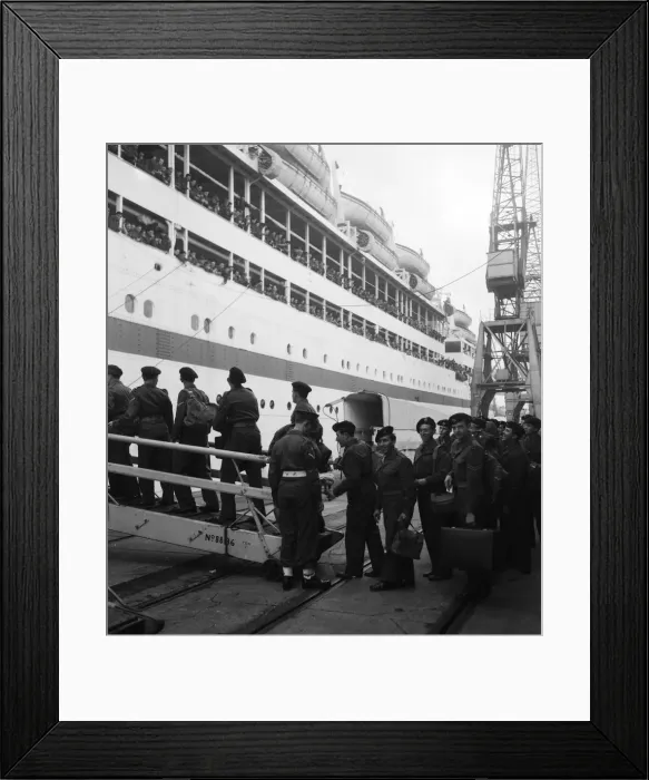 Framed Print : Suez Crisis 1956 Reservists embarking on the troopship Asturias 1956-1719-1 / 3 Framed Print : Suez Crisis 1956 Reservists embarking on the troopship Asturias 1956-1719-1 / 3