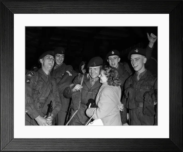 Framed Print : Suez Crisis 1956 Mrs Margaret Paxton says goodbye to her husband Sgt John Paxton