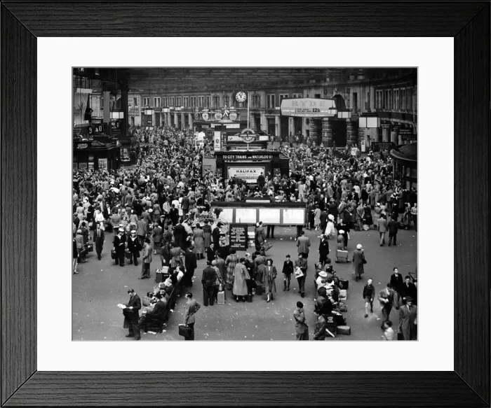 Framed Print : Holidaymakers by the thousand left London by road, rail Framed Print : Holidaymakers by the thousand left London by road, rail