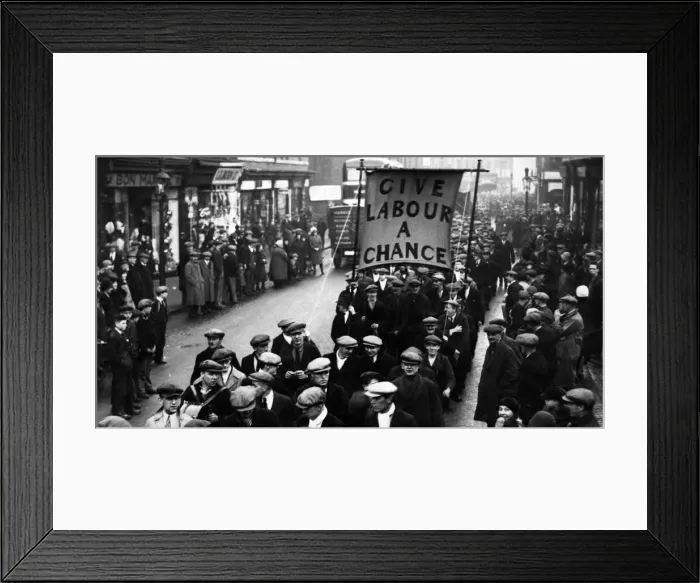 Framed Print : National Unemployed Workers Movement Hunger March. seen here levying Newcastle