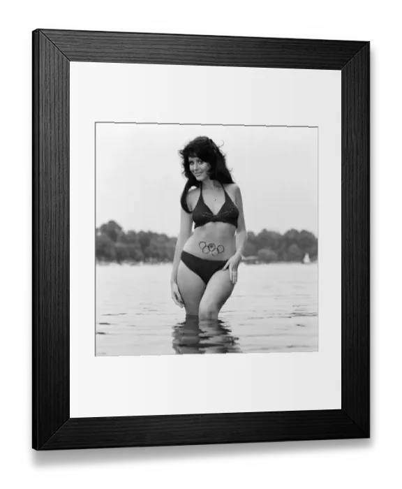 Framed Print : Valli Kemp, Australian actress and model, photocall to promote the start of the 1972 Framed Print : Valli Kemp, Australian actress and model, photocall to promote the start of the 1972