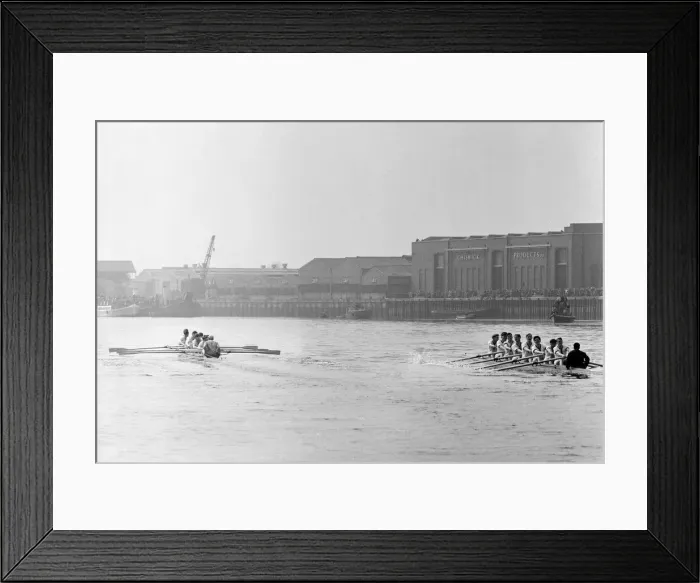 Framed Print : The Boat Race, Cambridge v Oxford. 1957. The race was held from the starting Framed Print : The Boat Race, Cambridge v Oxford. 1957. The race was held from the starting