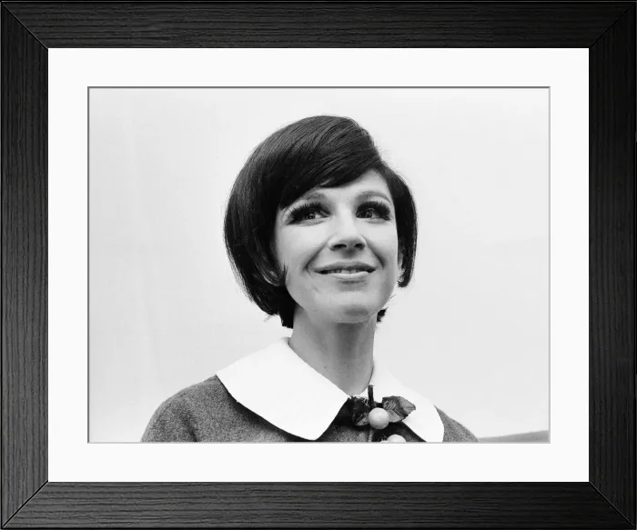 Framed Print : Fenella Fielding, English stage, film and television actress, pictured at home in London Framed Print : Fenella Fielding, English stage, film and television actress, pictured at home in London