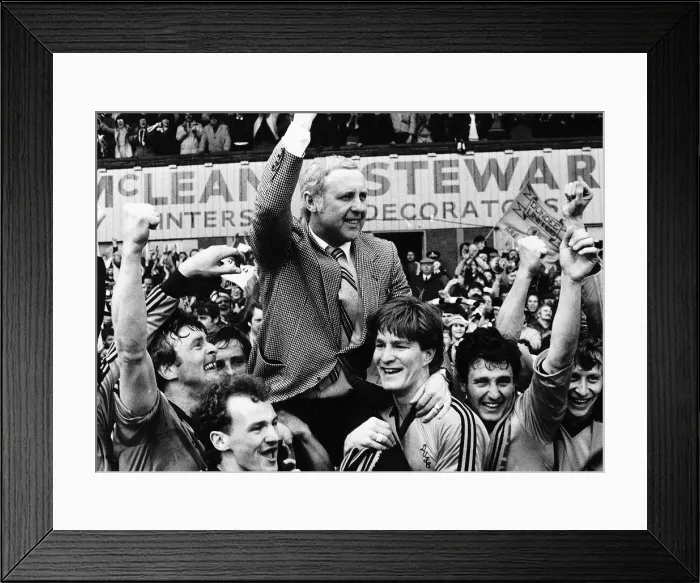 Framed Print : Paul Hegarty and Richard Gough give their manager a lift as they hold up Dundee United Framed Print : Paul Hegarty and Richard Gough give their manager a lift as they hold up Dundee United