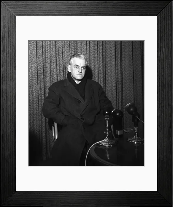 Framed Print : Suez Crisis 1956 Colonel Cyril Banks answers press questions after returning