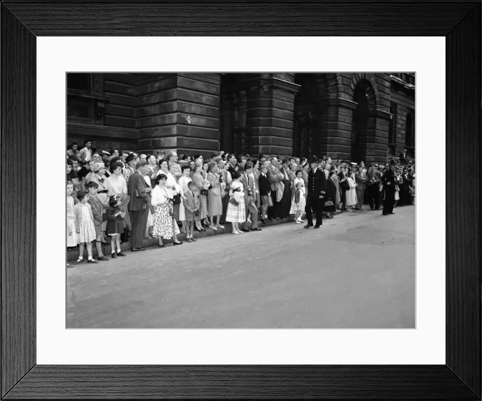Framed Print : Suez Crisis 1956 Downing Street scenes 8 / 8 / 56 1956-1358-1 / 2 Framed Print : Suez Crisis 1956 Downing Street scenes 8 / 8 / 56 1956-1358-1 / 2