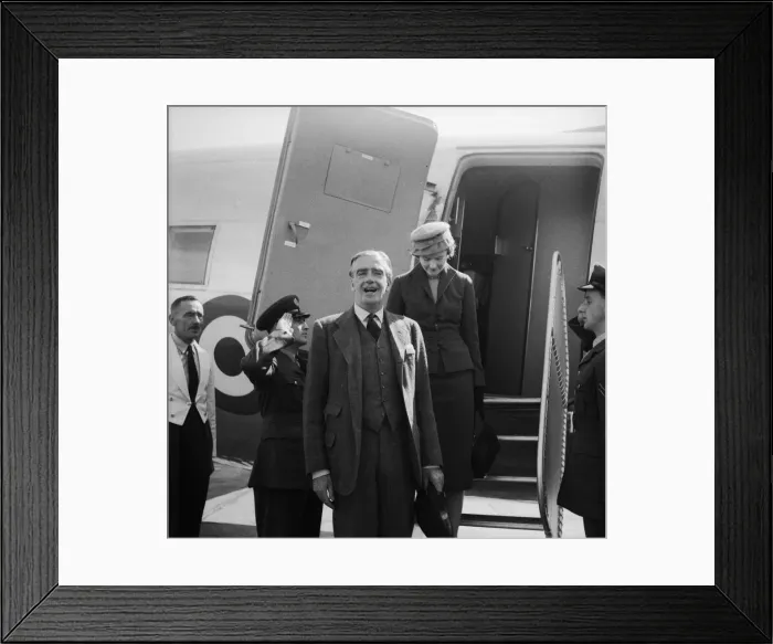 Framed Print : Suez Crisis 1956 Anthony Eden at London Airport 10 / 9 / 56 H7835 Framed Print : Suez Crisis 1956 Anthony Eden at London Airport 10 / 9 / 56 H7835