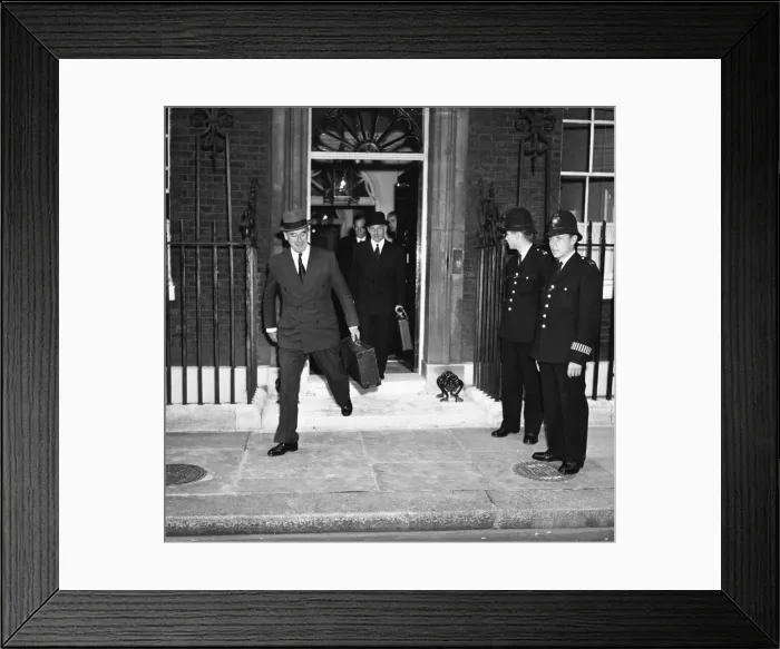 Framed Print : Suez Crisis 1956 Downing Street scenes. Unidentified individuals leaving Downing Framed Print : Suez Crisis 1956 Downing Street scenes. Unidentified individuals leaving Downing