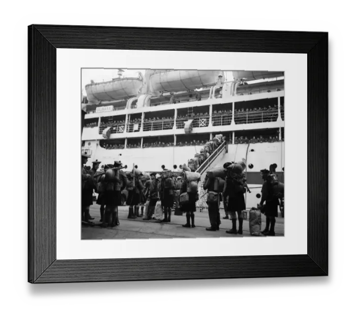 Framed Print : Suez Crisis 1956 Men of the Argyll and Sutherland Highlanders embarking