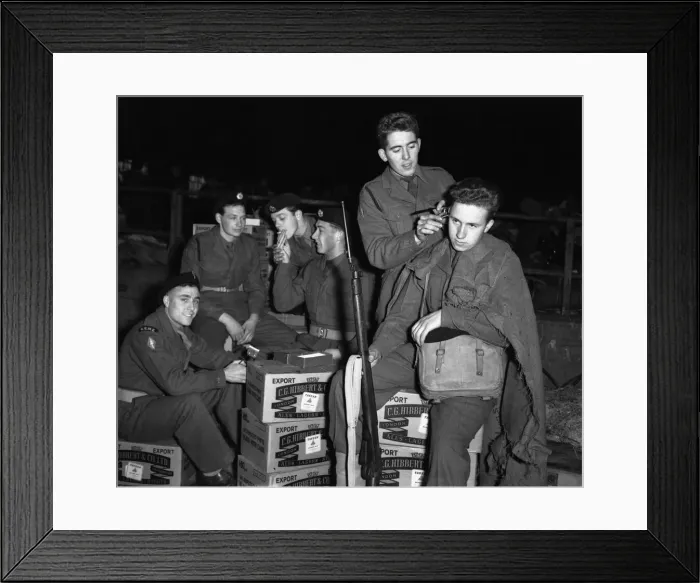 Framed Print : Suez Crisis 1956 Before embarking on the troopship Dilwara for the Middle East