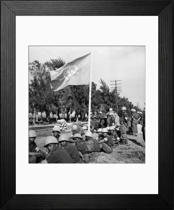 Framed Print : Suez Crisis 1956 Indian paratroops of the Kumoan Rifles arrive at El Cap as part of