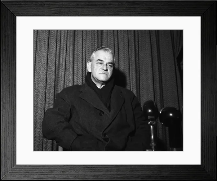 Framed Print : Suez Crisis 1956 Colonel Cyril Banks answers press questions after returning Framed Print : Suez Crisis 1956 Colonel Cyril Banks answers press questions after returning