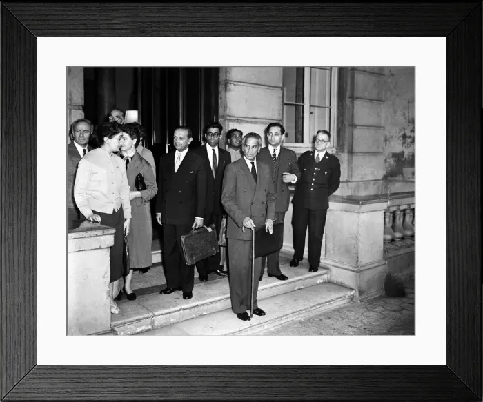 Framed Print : Suez Crisis 1956 Delegates leaving No. 1 Carlton Gardens after a conference Framed Print : Suez Crisis 1956 Delegates leaving No. 1 Carlton Gardens after a conference