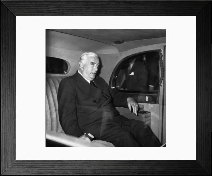Framed Print : Suez Crisis 1956 Mr Menzies leaving the Suez Conference at Lancaster House 16 / 8 / 56 Framed Print : Suez Crisis 1956 Mr Menzies leaving the Suez Conference at Lancaster House 16 / 8 / 56