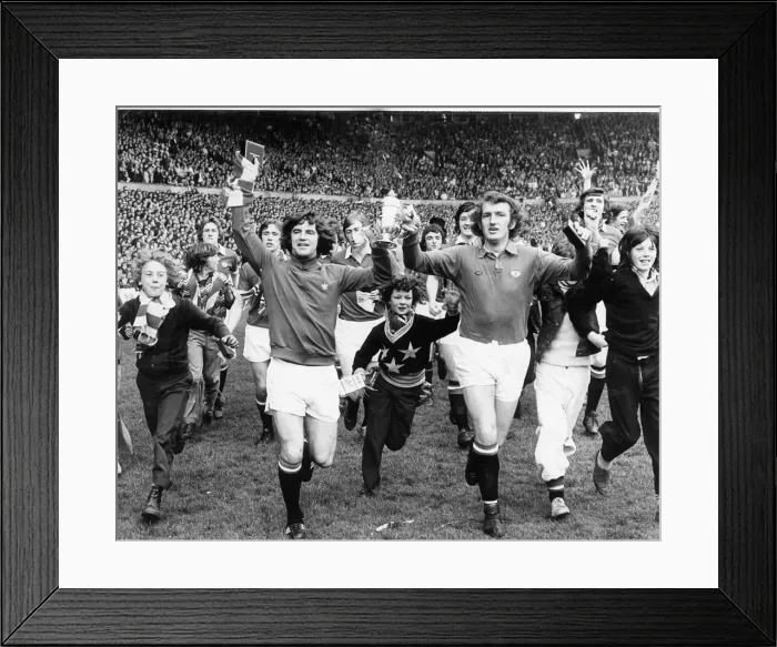 Framed Print : Manchester United captain Martin Buchan April 1975 holding the 2nd Second