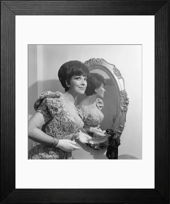Framed Print : Fenella Fielding, English stage, film and television actress, pictured at home in London Framed Print : Fenella Fielding, English stage, film and television actress, pictured at home in London