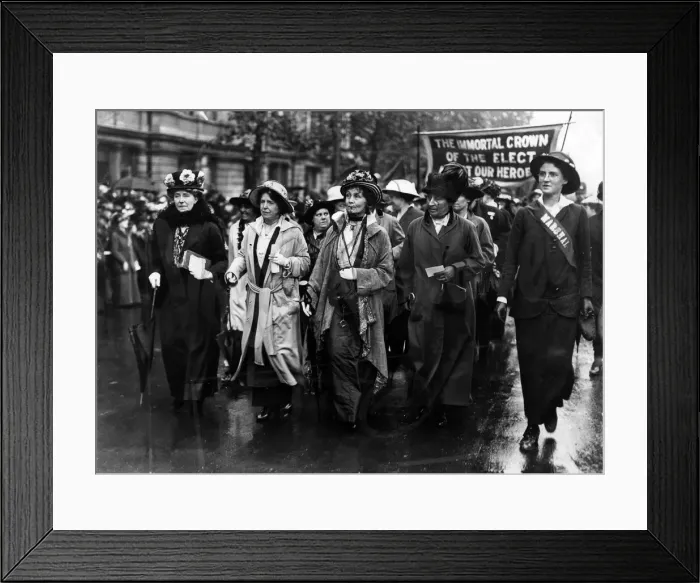 Framed Print : Leader of the WSPU Emmeline Pankhurst (centre) leads a women Framed Print : Leader of the WSPU Emmeline Pankhurst (centre) leads a women