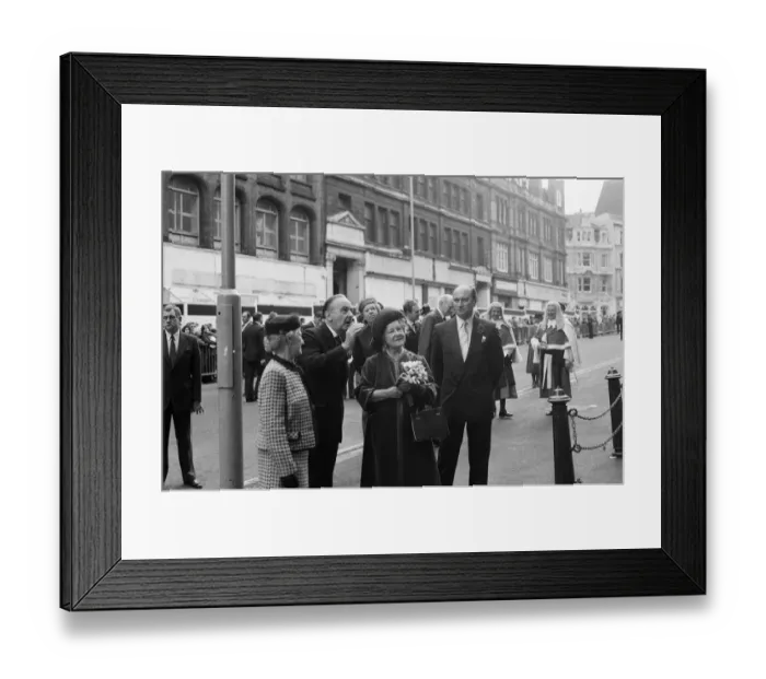 Framed Print : The Queen Mother visits Victoria Law Courts, 100 years after Queen Victoria laid Framed Print : The Queen Mother visits Victoria Law Courts, 100 years after Queen Victoria laid