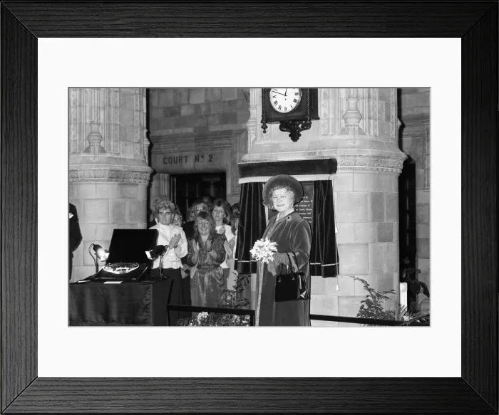 Framed Print : The Queen Mother visits Victoria Law Courts, 100 years after Queen Victoria laid Framed Print : The Queen Mother visits Victoria Law Courts, 100 years after Queen Victoria laid