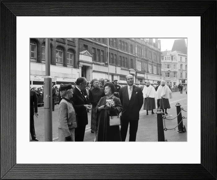 Framed Print : The Queen Mother visits Victoria Law Courts, 100 years after Queen Victoria laid Framed Print : The Queen Mother visits Victoria Law Courts, 100 years after Queen Victoria laid