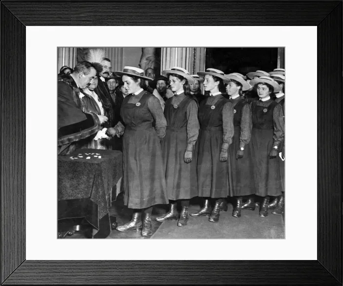 Framed Print : Lord Mayor presenting Christs Hospital schoolgirls with gifts at Mansion House