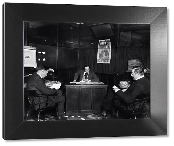 Daily Mirror, Bouverie Street, a consultation. Left to right, C Hosken