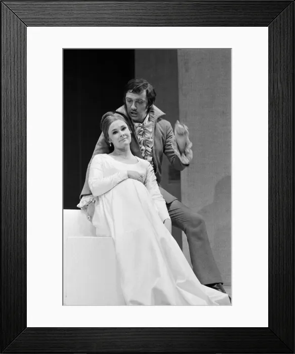Framed Print : Judi Dench (who plays Hermione) with Barrie Ingham (who plays Leontes Framed Print : Judi Dench (who plays Hermione) with Barrie Ingham (who plays Leontes