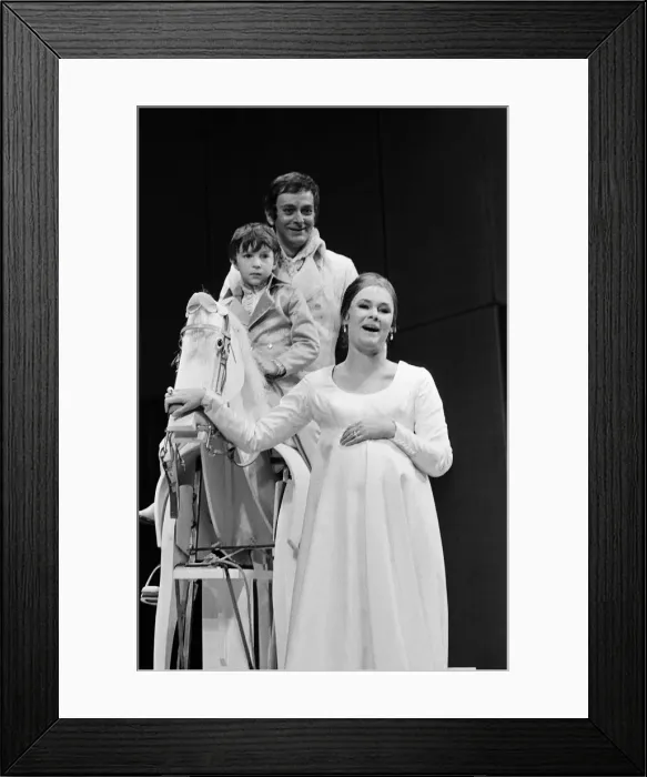 Framed Print : Judi Dench (who plays Hermione) with Barrie Ingham (who plays Leontes