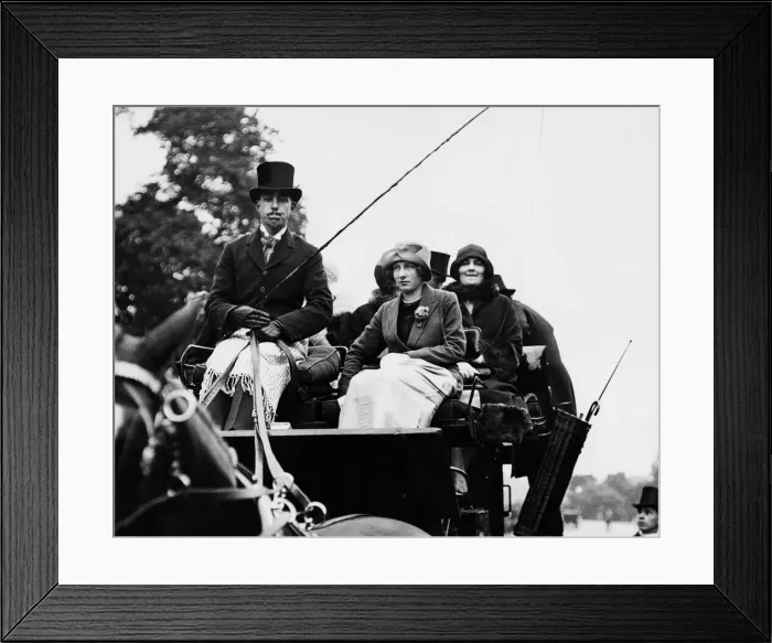 Framed Print : Coaching Club meet in Hyde Park. Lieutenant Longfield who drove the R. H