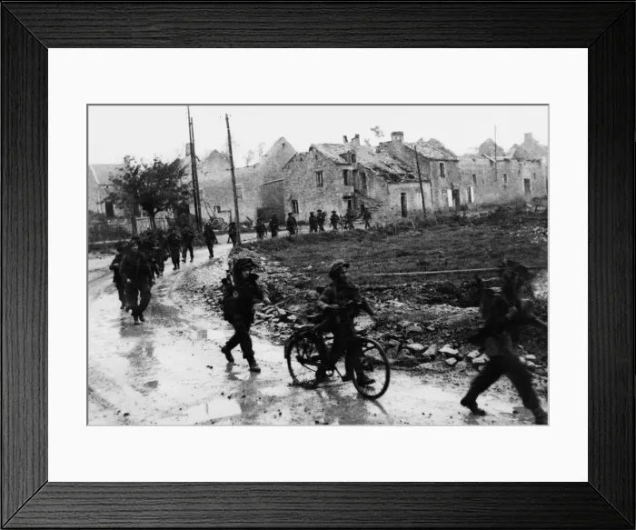Framed Print : British infantry of a county regiment move up through the bomb Framed Print : British infantry of a county regiment move up through the bomb