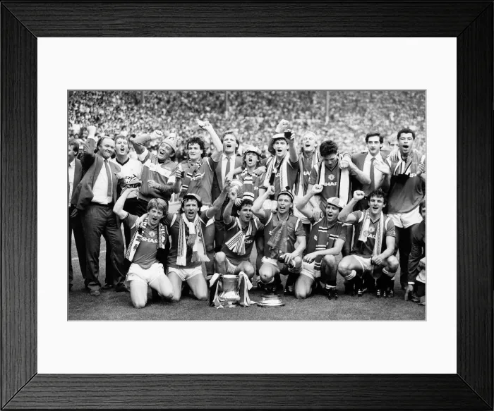 Framed Print : Everton v Manchester United 1985 FA Cup Final 1985 Manchester United show off Framed Print : Everton v Manchester United 1985 FA Cup Final 1985 Manchester United show off