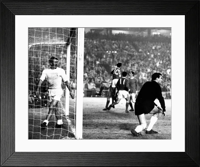Framed Print : Real Madrid v Manchester United - 1968 David Sadler Framed Print : Real Madrid v Manchester United - 1968 David Sadler