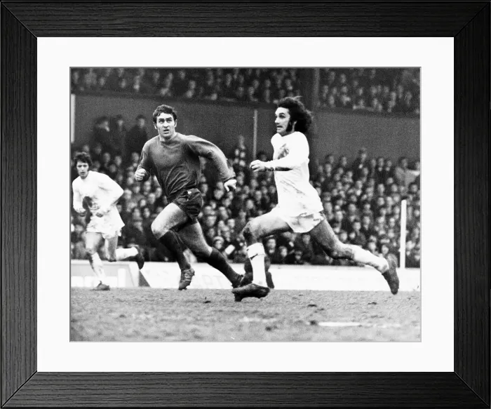 Framed Print : George Best (R) Manchester United in action againt Middlesbrough Feb 1970 Framed Print : George Best (R) Manchester United in action againt Middlesbrough Feb 1970