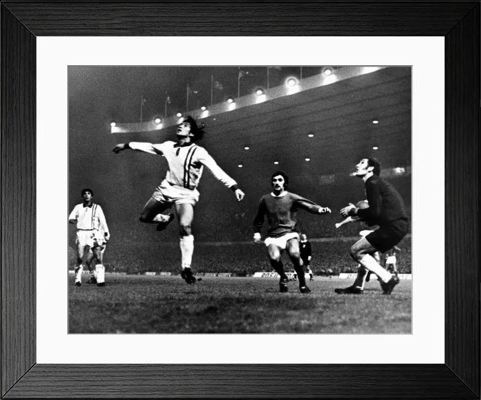 Framed Print : Intercontinental Up Second Leg match at Old Trafford. Manchester United 1 v Framed Print : Intercontinental Up Second Leg match at Old Trafford. Manchester United 1 v
