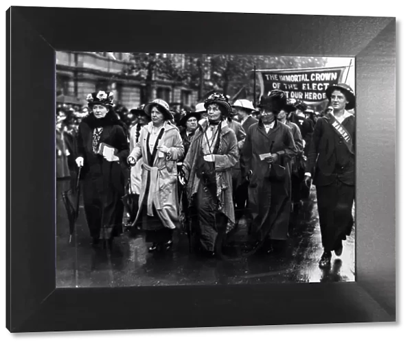 Leader of the WSPU Emmeline Pankhurst (centre) leads a women