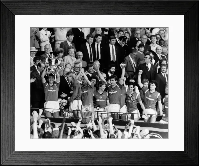 Framed Print : Everton v Manchester United 1985 FA Cup Final 1985 Captain Bryan Robson shows