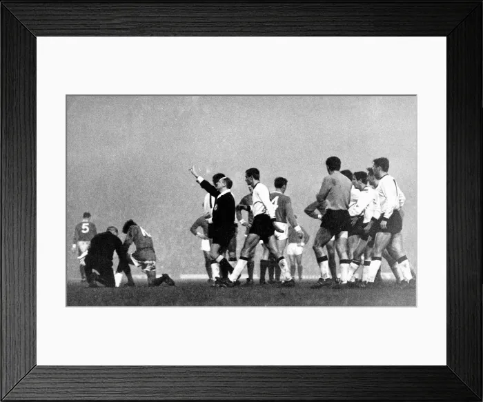 Framed Print : European Cup Second Round Second Leg match at Old Trafford Framed Print : European Cup Second Round Second Leg match at Old Trafford