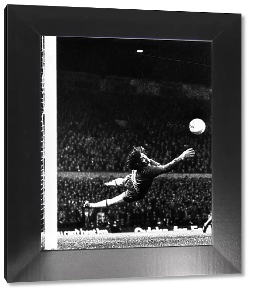 Pat Jennings Football Arsenal Nov 1977 dives to stop the ball during the Manchester