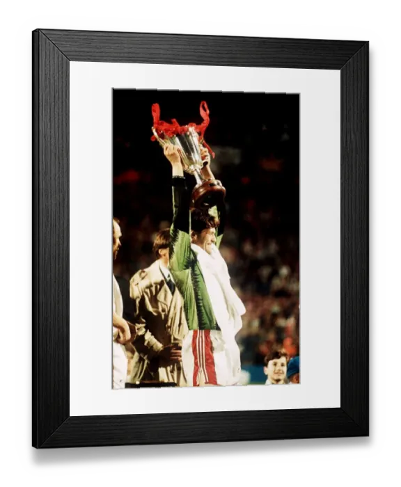 Framed Print : Les Sealey Manchester United goalkeeper holding aloft the European Cup Winners Cupafter Framed Print : Les Sealey Manchester United goalkeeper holding aloft the European Cup Winners Cupafter